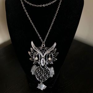Vintage silver tone owl necklace rhinestone eyes